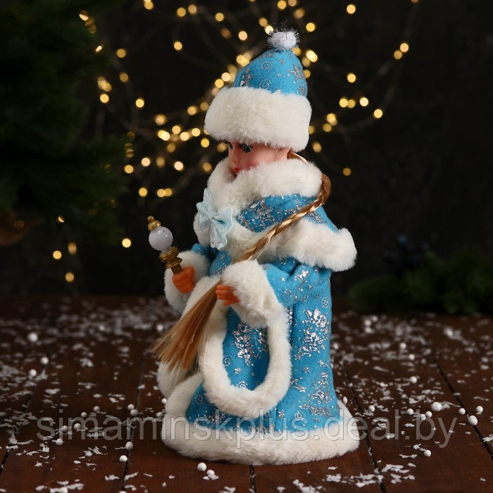 Снегурочка "Пушистой шубке с бантом и фонариком" 30 см, двигается, голубой - фото 4 - id-p211542937