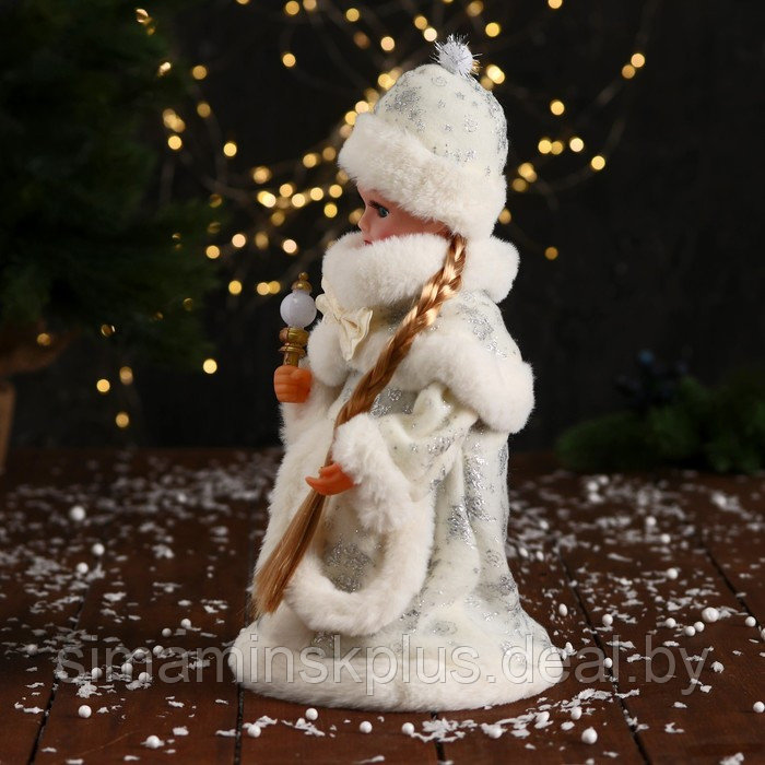 Снегурочка "Пушистой шубке с бантом и фонариком" 30 см, двигается, белый - фото 4 - id-p211542938