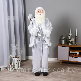 Дед Мороз "В белой шубе ромбик блеск, с фонариком и подарками" 45х150 см