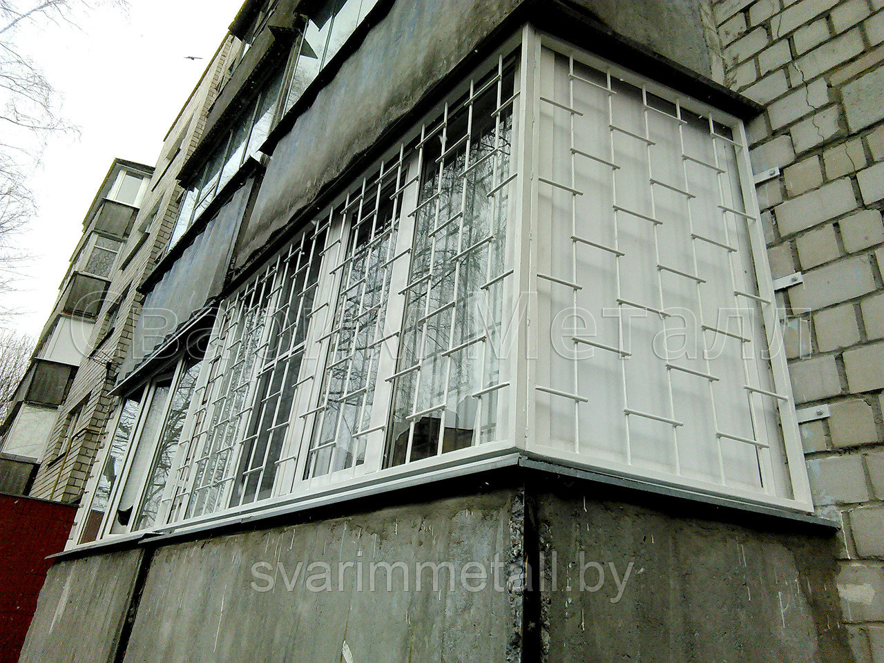Решетки на окно, из металла, белый цвет