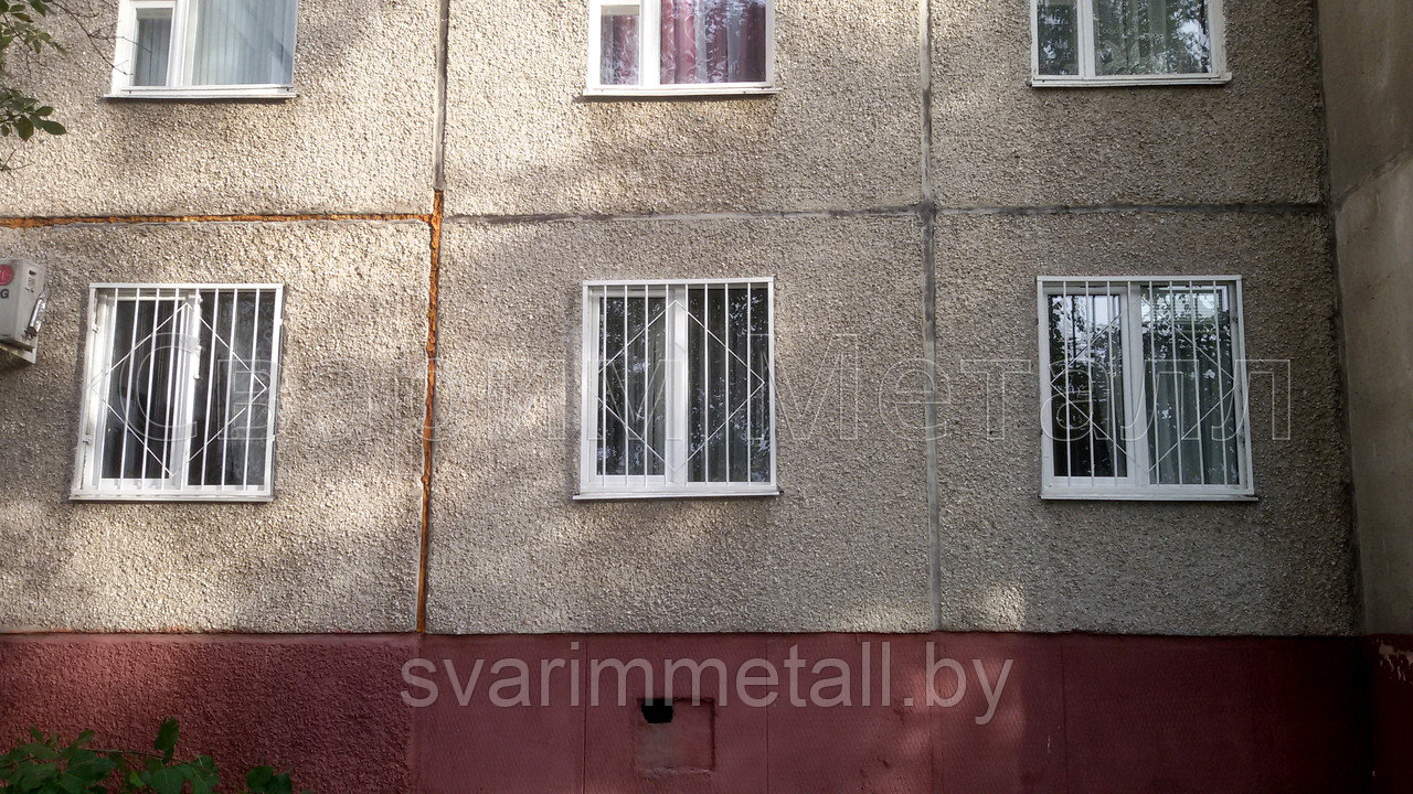 Решетки на окно, из металла, белый цвет