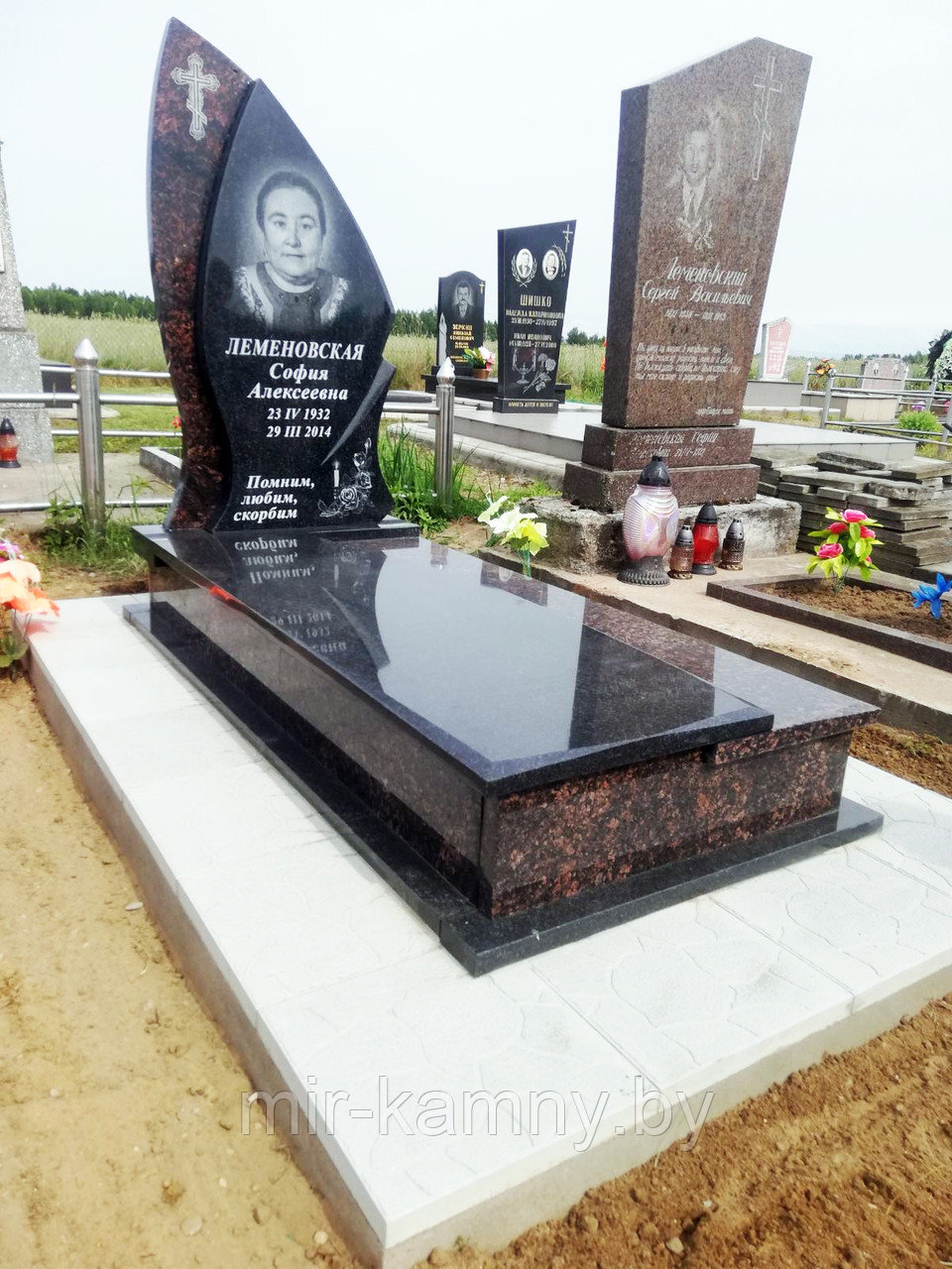КРАСИВЫЙ КОМБИНИРОВАННЫЙ ПАМЯТНИК ИЗ ДВУХ ВИДОВ ГРАНИТА НА ОДИНОЧНОЕ ЗАХОРОНЕНИЕ
