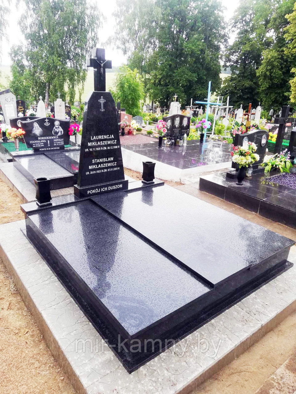 ДВОЙНОЙ ГРАНИТНЫЙ КОМПЛЕКС СО СТЕЛОЙ В ВИДЕ ТУМБЫ С КРЕСТОМ