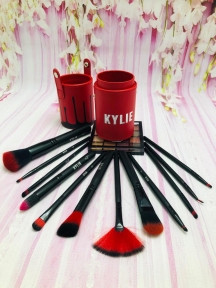 Набор кистей для макияжа в тубусе KYLIE RED/Black, RED/White 12 шт В красном тубусе с черным оформлением - фото 1 - id-p211953783