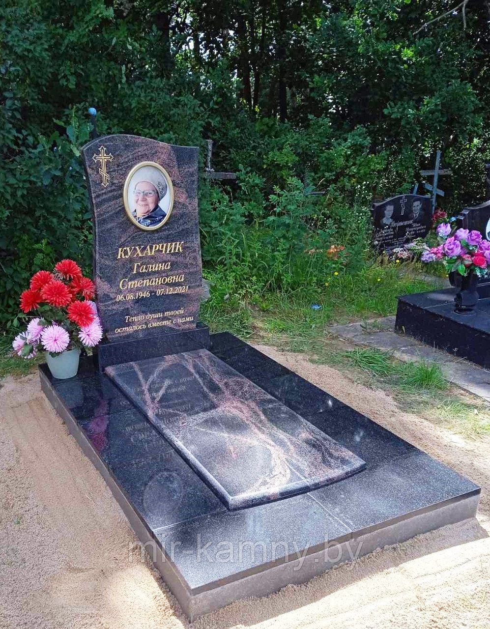 ОДИНОЧНЫЙ ПАМЯТНИК ИЗ АВРОРЫ НА ГРАНИТНОЙ ПЛОЩАДКЕ