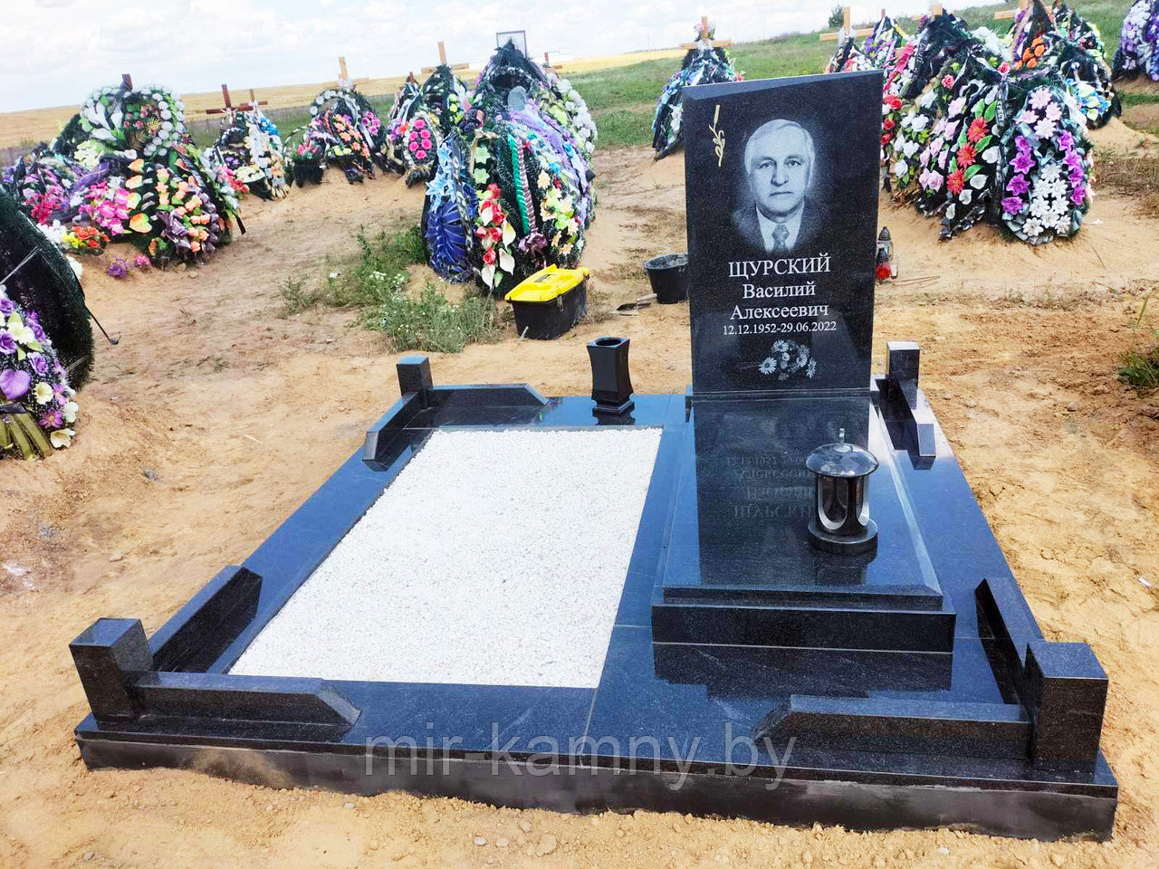 ПАМЯТНИК ДЛЯ ОДНОГО НА ДВОЙНОЙ ПЛОЩАДКЕ