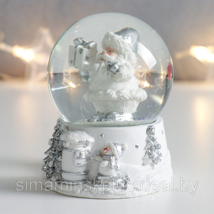 Сувенир полистоун водяной шар "Дед Мороз с подарком" белый с серебром 7х6,7х8,8 см - фото 4 - id-p212127014