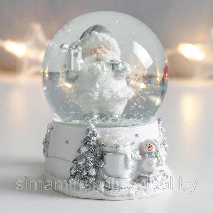 Сувенир полистоун водяной шар "Дед Мороз с подарком" белый с серебром 7х6,7х8,8 см - фото 5 - id-p212127014