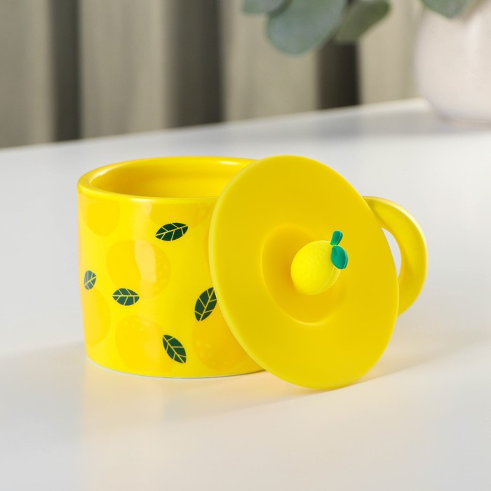 Кружка керамическая с силиконовой крышкой Доляна «Лимон», 350 мл, цвет жёлтый - фото 2 - id-p212134323