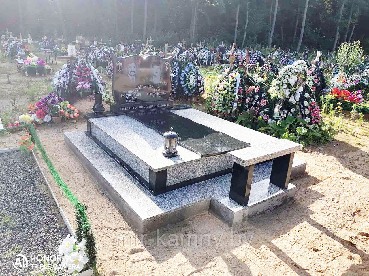 ДВОЙНОЙ ГРАНИТНЫЙ ПАМЯТНИК С ГРАНИЧНЫМ ГРАНИТОМ