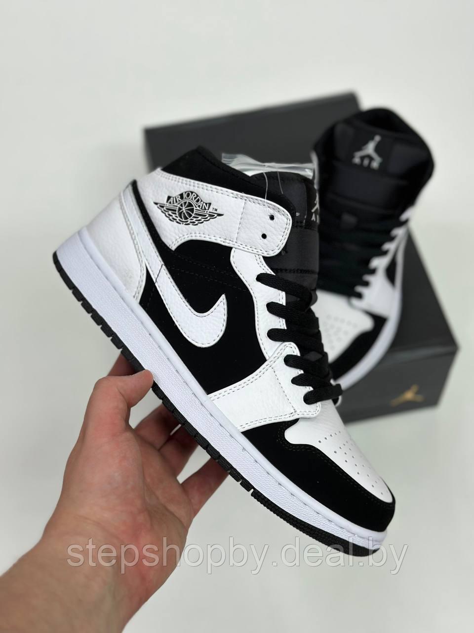 Кроссоки Nike Air Jordan 1 Mid White Black - фото 1 - id-p212859087