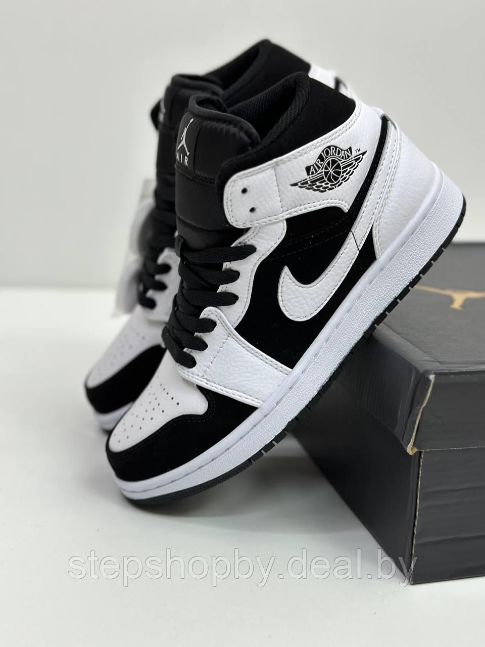Кроссоки Nike Air Jordan 1 Mid White Black - фото 2 - id-p212859102