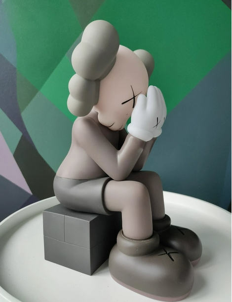 Kaws Companion Passing Through Игрушка 28 см. Серый - фото 9 - id-p203699471