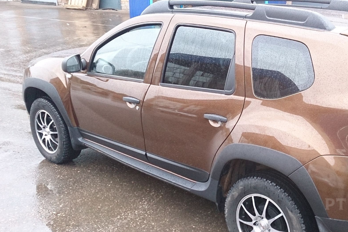 Дастер 2021 с расширителями. Расширители арок duster 2021. Накладки рено дастер. Renault duster расширители колесных арок. Порожек багажника рено дастер.