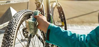 Чистка велосипеда специальными составами трудно устранимых загрязнений