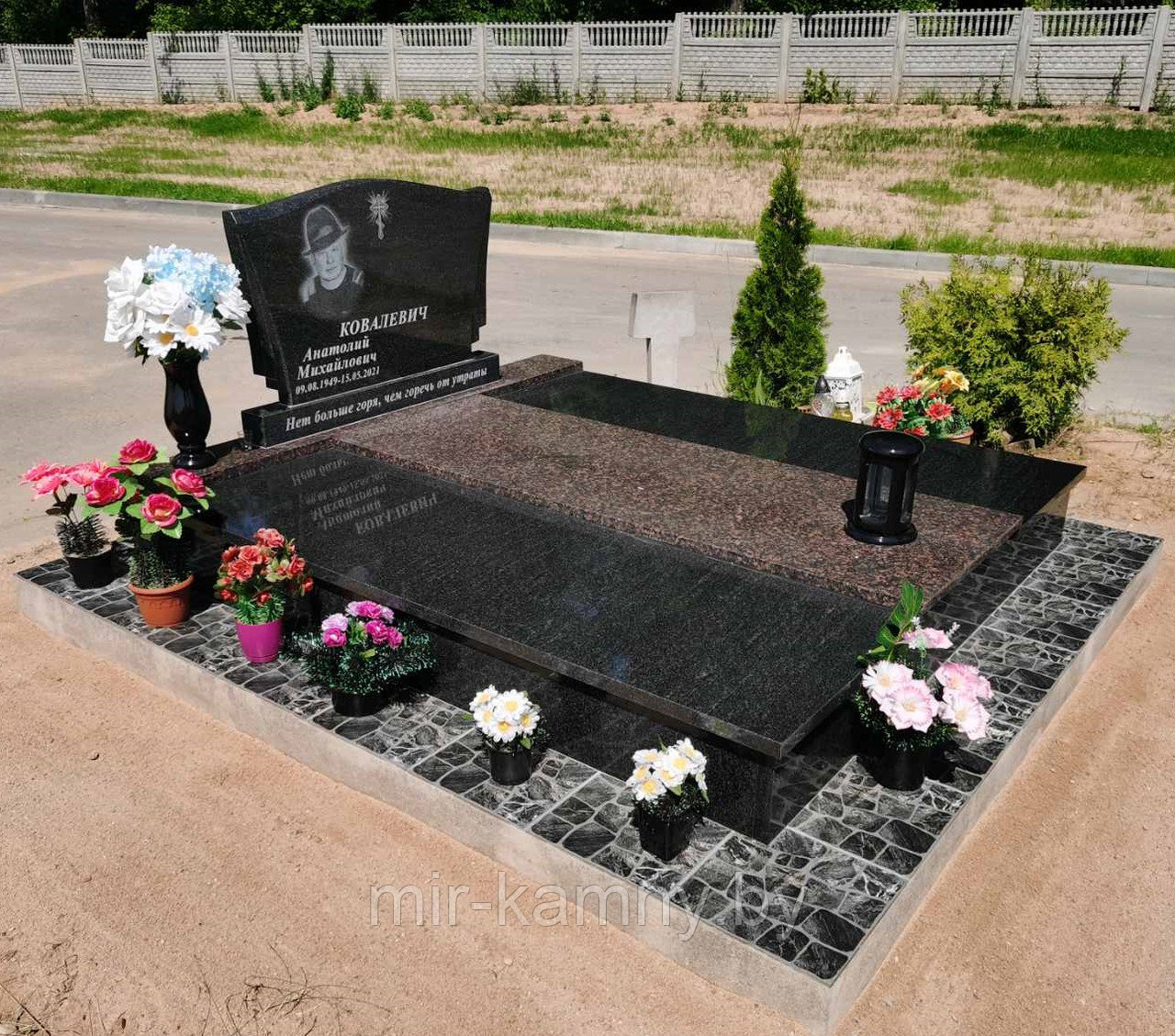 ДВОЙНОЙ МЕМОРИАЛЬНЫЙ КОМПЛЕКС С ПОДХОРОНЕНИЕМ