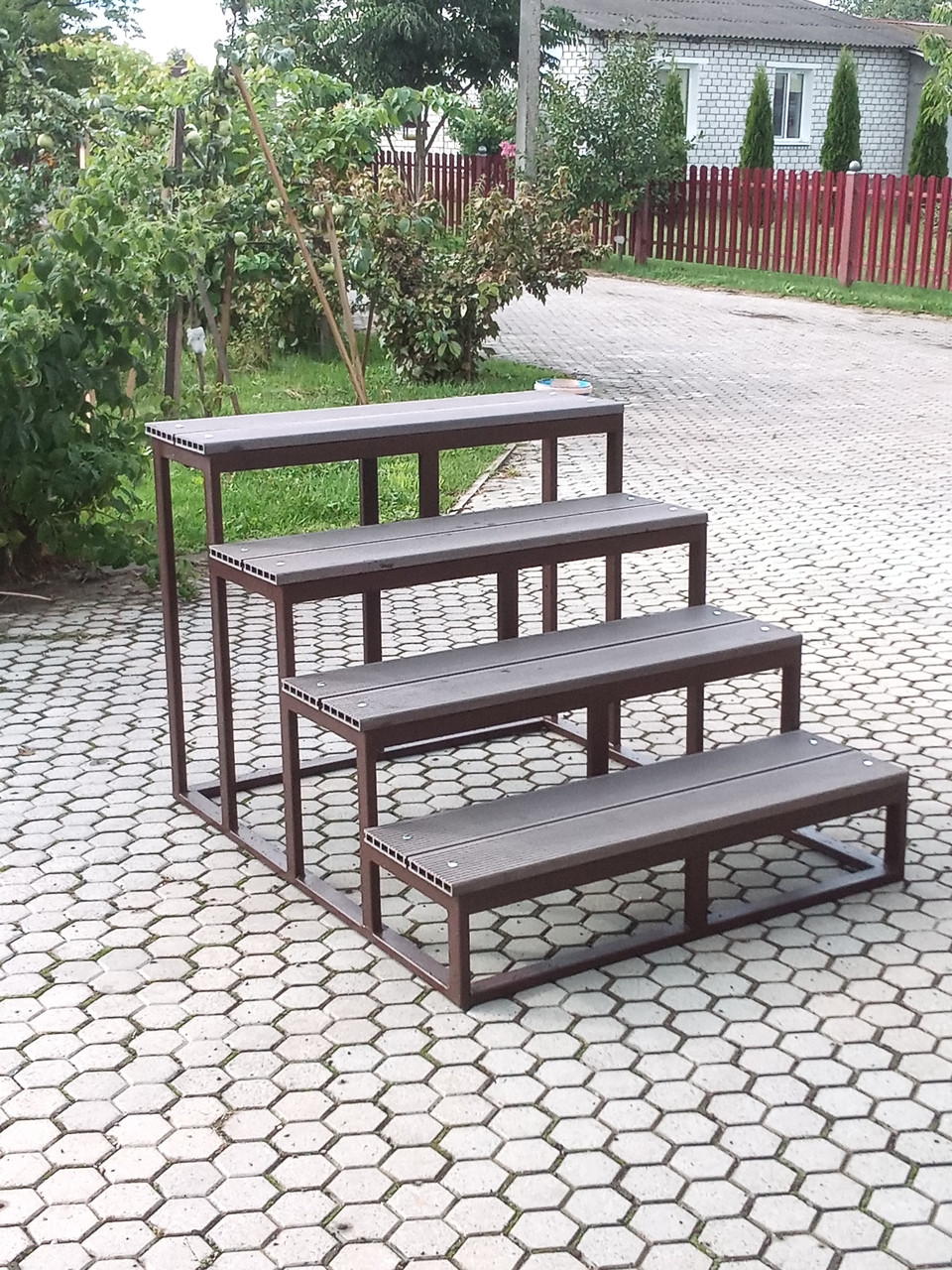 Лестница крыльцо уличная со ступенями из ДПК.