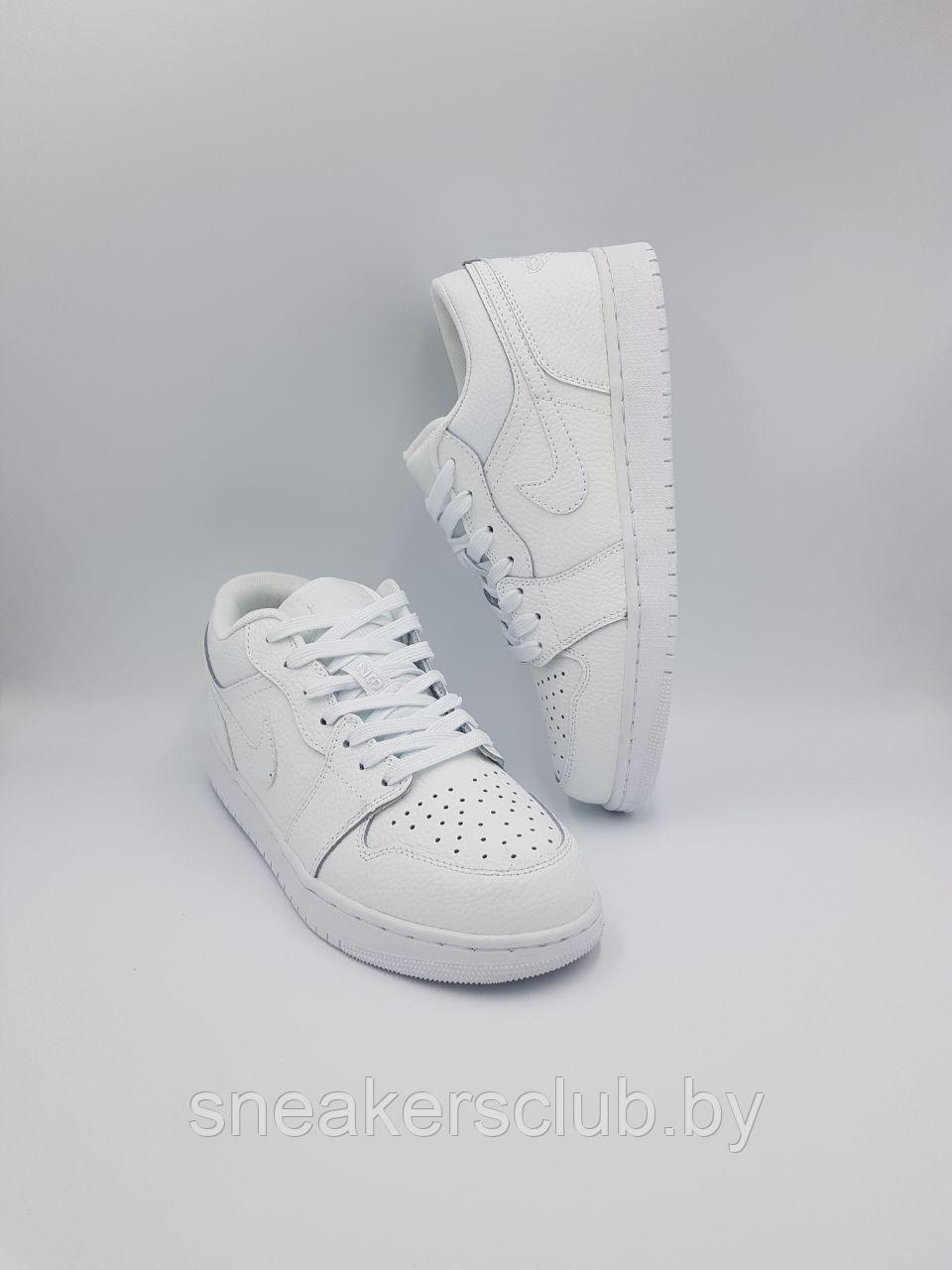 Кроссовки мужские Nike Air Jordan 1 Low/белые/повседневные - фото 1 - id-p209769039