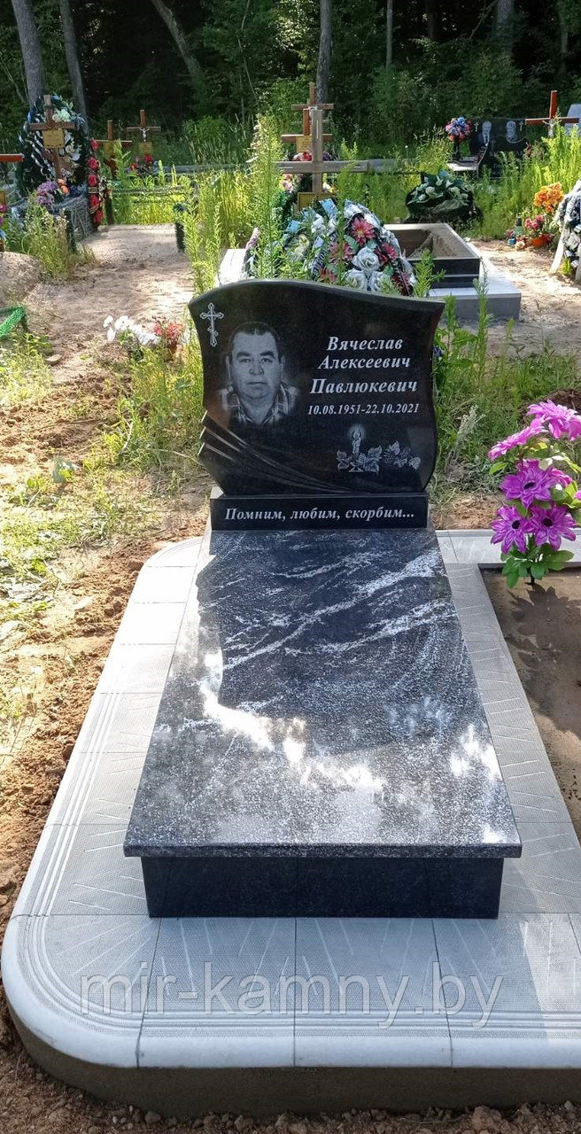 ОДИНОЧНЫЙ ПАМЯТНИК С ГРАНАТОВЫМ АМФИБОЛИТОМ