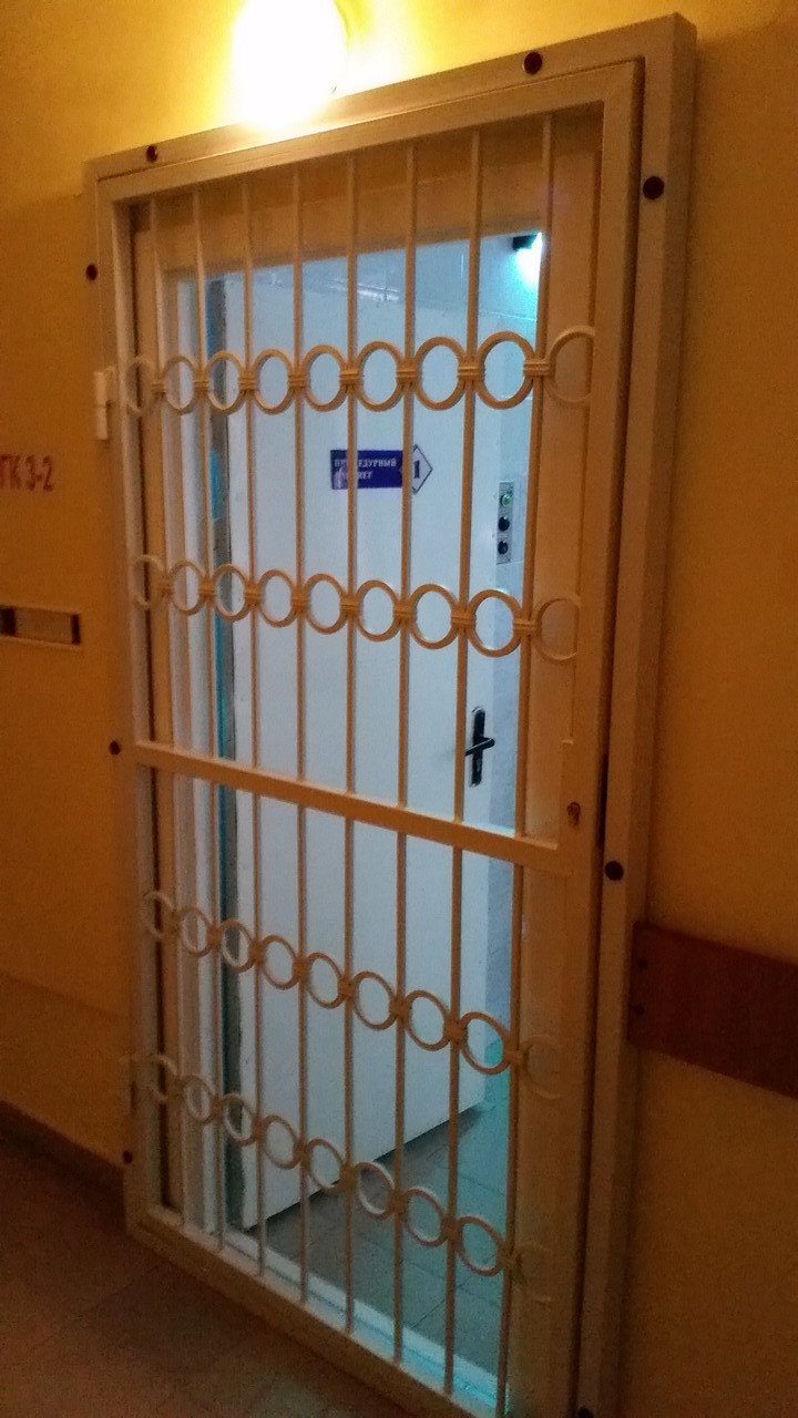 Решетки металлические кованые  на двери для медицинских учреждений