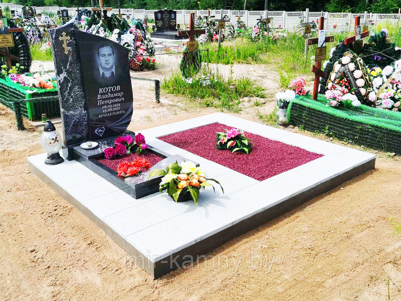 ГРАНИТНЫЙ ОДИНОЧНЫЙ ПАМЯТНИК ИЗ АМФИБОЛИТА И ГАББРО-ДИАБАЗА В ВИДЕ ПОЛУОТКРЫТОГО ЦВЕТНИКА