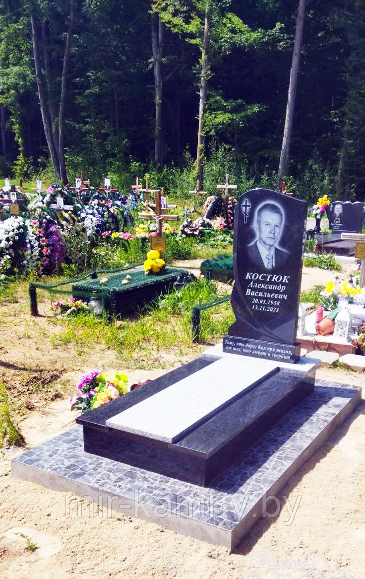 НЕБОЛЬШОЙ ОДИНАРНЫЙ ПАМЯТНИК, СКОМБИНИРОВАННЫЙ ИЗ СЕРОГО И ЧЁРНОГО ГРАНИТА