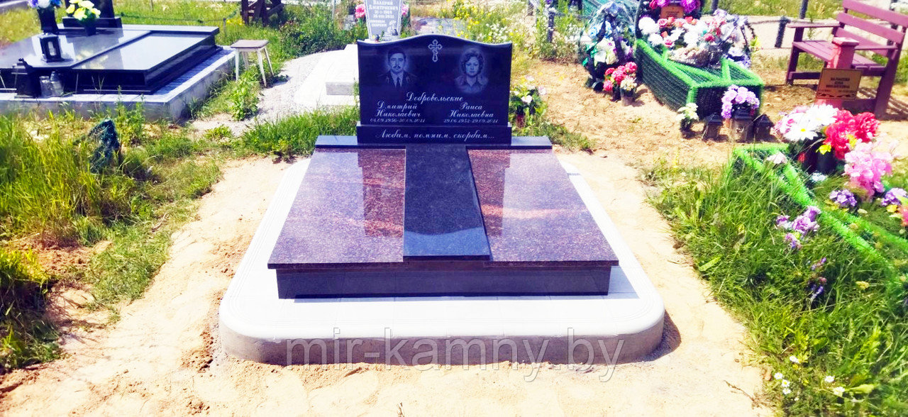 ГРАНИТНЫЙ ПАМЯТНИК НА ДВОИХ С ГРАВИРОВКОЙ НА ДВОЙНОЙ СТЕЛЕ