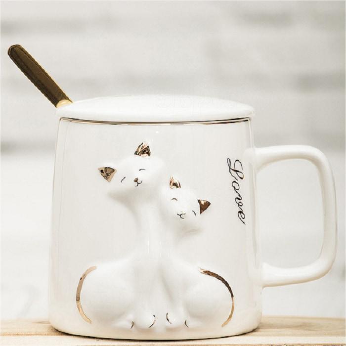 Оригинальная кружка «Парочка влюбленных котиков» с ложкой и крышкой, цвет белый - фото 1 - id-p213390504