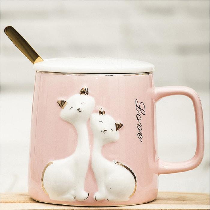 Оригинальная кружка «Парочка влюбленных котиков» с ложкой и крышкой, цвет розовый - фото 1 - id-p213390506