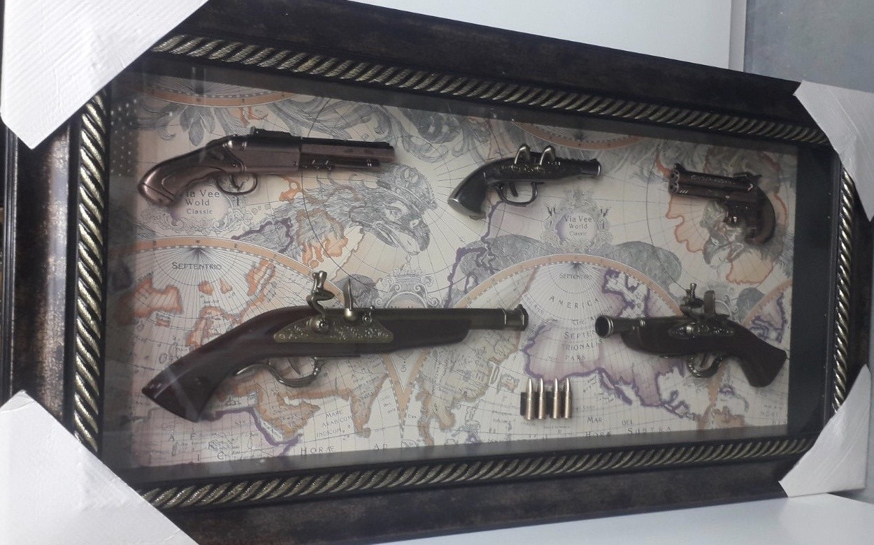 Картина с сувенирным оружием на карте мира «Пять стволов»