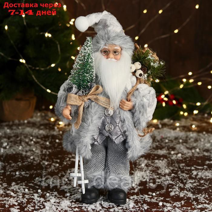 Дед Мороз "Клетчатом жилете и с ёлкой" 30 см, серый