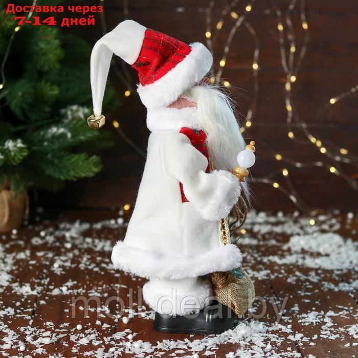 Дед Мороз "С мешком подарков и фонариком" двигается, с подсветкой, 31 см, красно-белый - фото 2 - id-p213486609