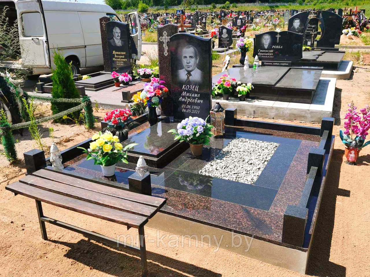 ОДИНОЧНЫЙ ГРАНИТНЫЙ ПАМЯТНИК С МОНТАЖНЫМ ОКНОМ И ОГРАДКОЙ
