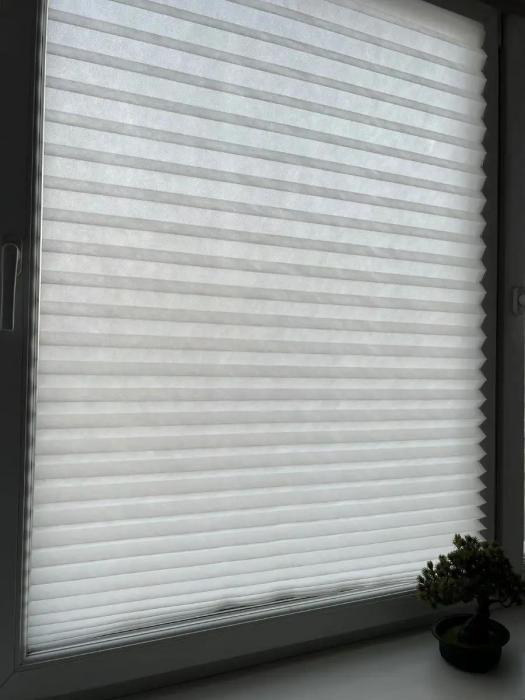 Жалюзи тканевые на окна самоклеющиеся шторы плиссе день ночь горизонтальные на липучках блэкаут 90x180 - фото 10 - id-p213589450