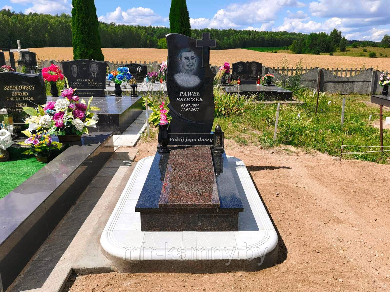 ОДИНОЧНЫЙ ПАМЯТНИК ИЗ ГРАНИТА С ВЫРЕЗАННЫМ КРЕСТОМ НА СТЕЛЕ