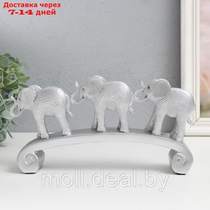 Сувенир полистоун "Три серебристых слона на дуге, слои" 26х5,5х13 см