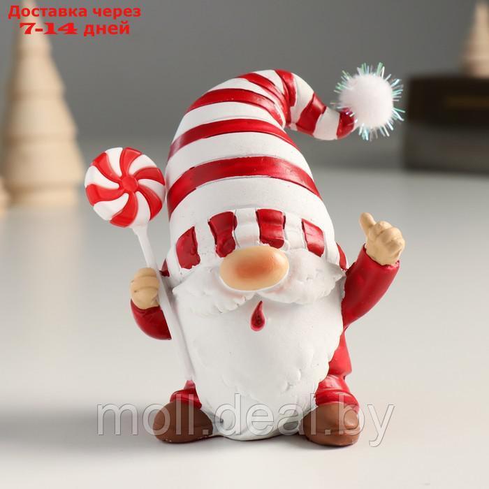 Сувенир полистоун "Дед Мороз в белом колпаке в красную полоску, с леденцом" 9х6,5х10 см - фото 1 - id-p214518682