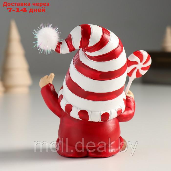 Сувенир полистоун "Дед Мороз в белом колпаке в красную полоску, с леденцом" 9х6,5х10 см - фото 3 - id-p214518682