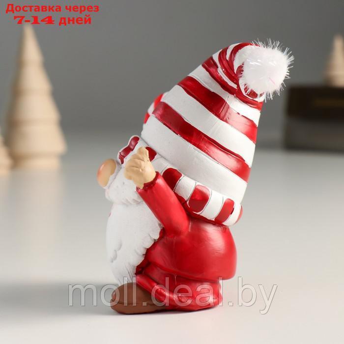 Сувенир полистоун "Дед Мороз в белом колпаке в красную полоску, с леденцом" 9х6,5х10 см - фото 4 - id-p214518682