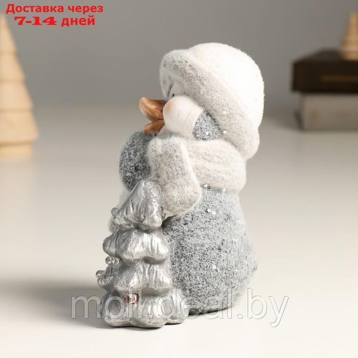Сувенир керамика свет "Пингвин в новогоднем колпаке и шарфике у ёлочки" 12х8,8х15,8 см - фото 5 - id-p214517452