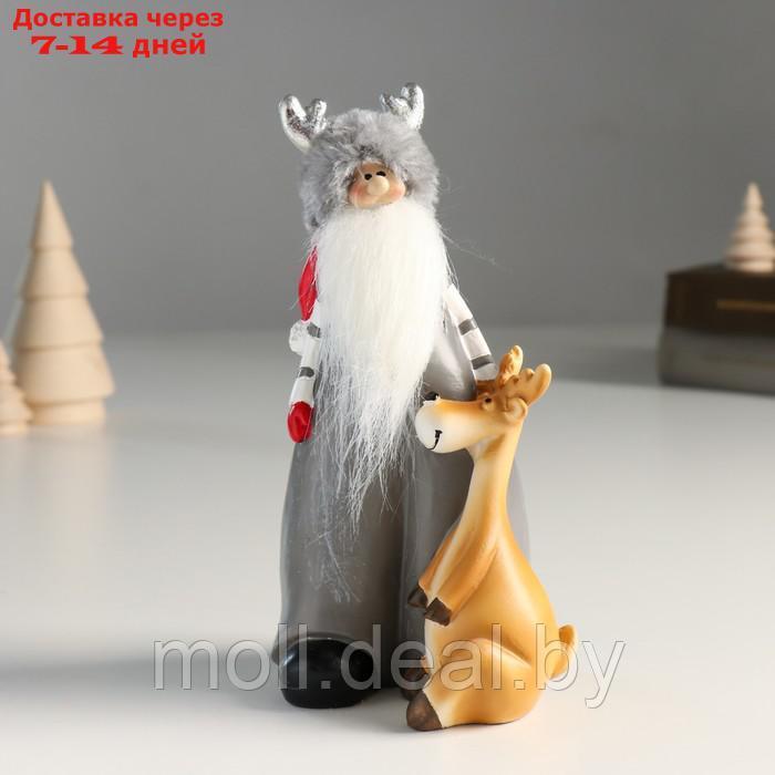 Сувенир полистоун "Дед Мороз в шапке с рожками и помощником оленем" 8,5х8х17 см