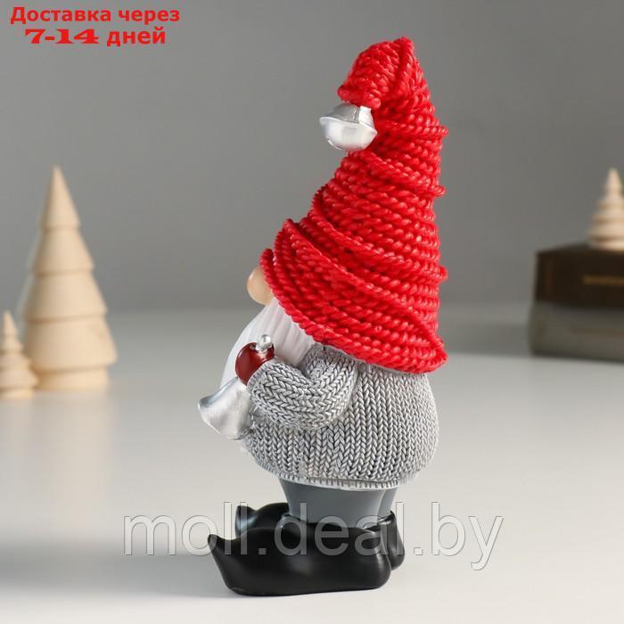 Сувенир полистоун "Дед Мороз в красном колпаке, с подарками и колокольчиком" 7х9х18 см - фото 4 - id-p214518557
