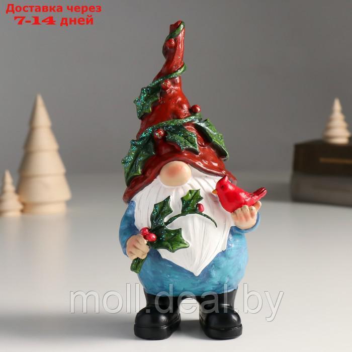 Сувенир полистоун "Дед Мороз в колпаке с ягодами, с птицей Северный кардинал" 9х9х18,8 см