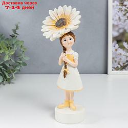 Сувенир полистоун "Девочка в бело-жёлтом платье с маргариткой" 20,5х5,5х8,5 см