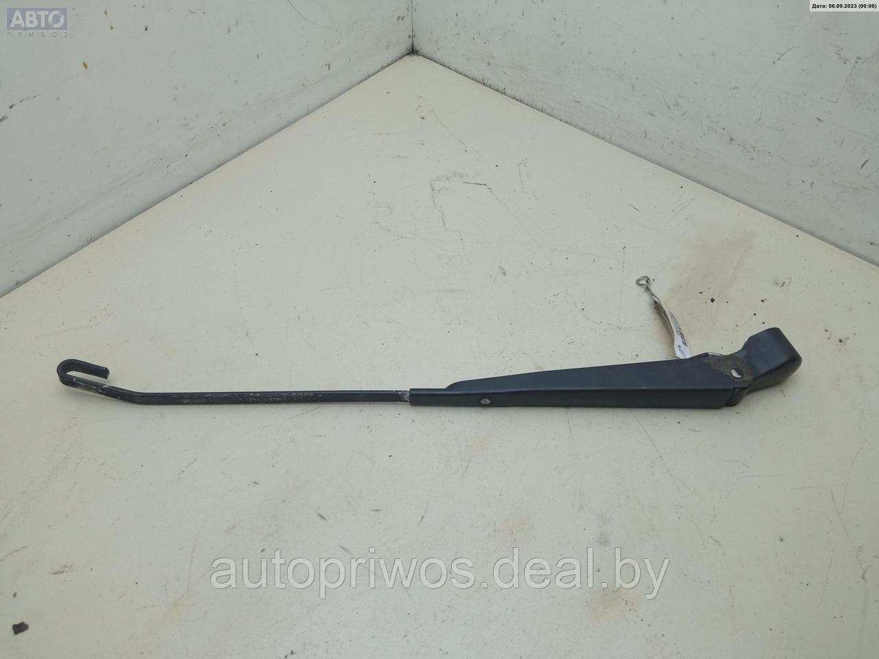 Щеткодержатель (поводок стеклоочистителя) задний Mitsubishi Colt (1992-1996) - фото 1 - id-p214939528