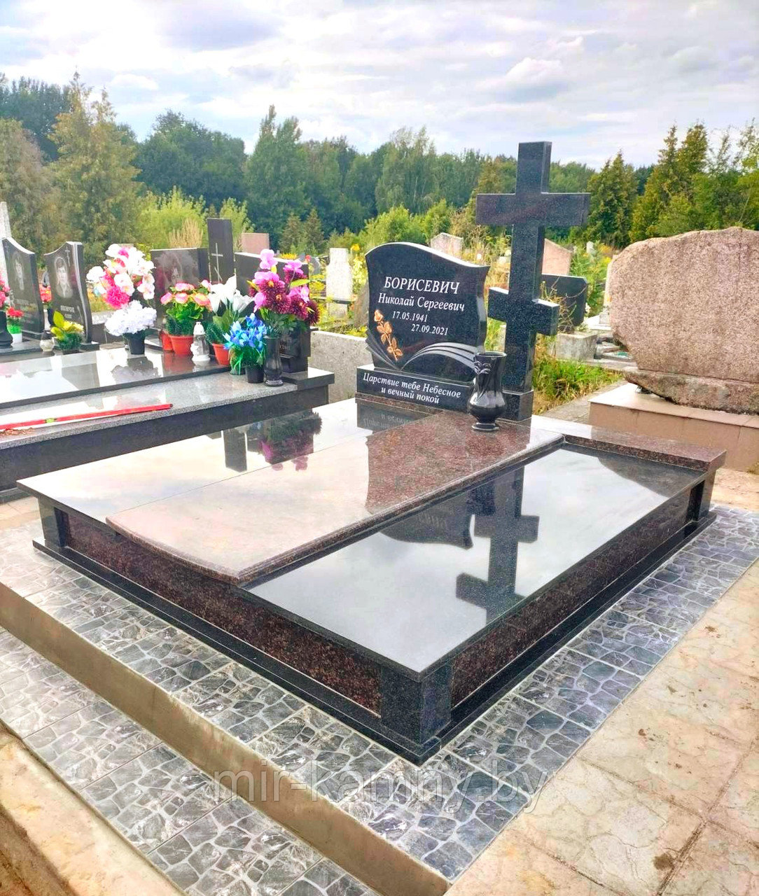 ДВОЙНОЙ ГРАНИТНЫЙ ПАМЯТНИК С ГРАНИТНЫМ КРЕСТОМ ПО ЦЕНТРУ