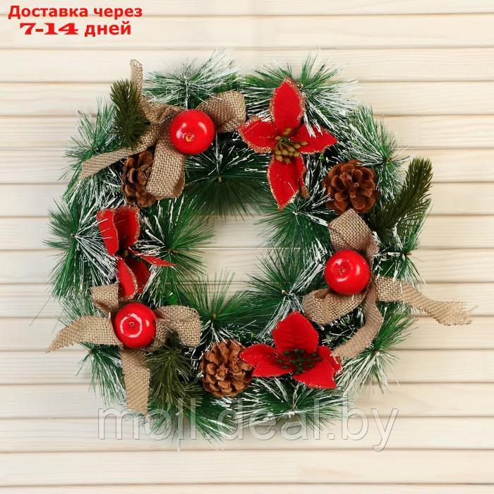 Венок новогодний d- 26 см "Уютная сказка" алые цветы шишки