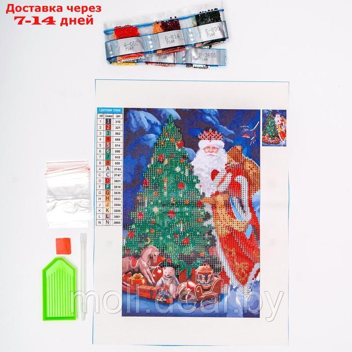 Алмазная вышивка с частичным заполнением "Дед Мороз у елки" 20*30 см, холст - фото 3 - id-p215260375
