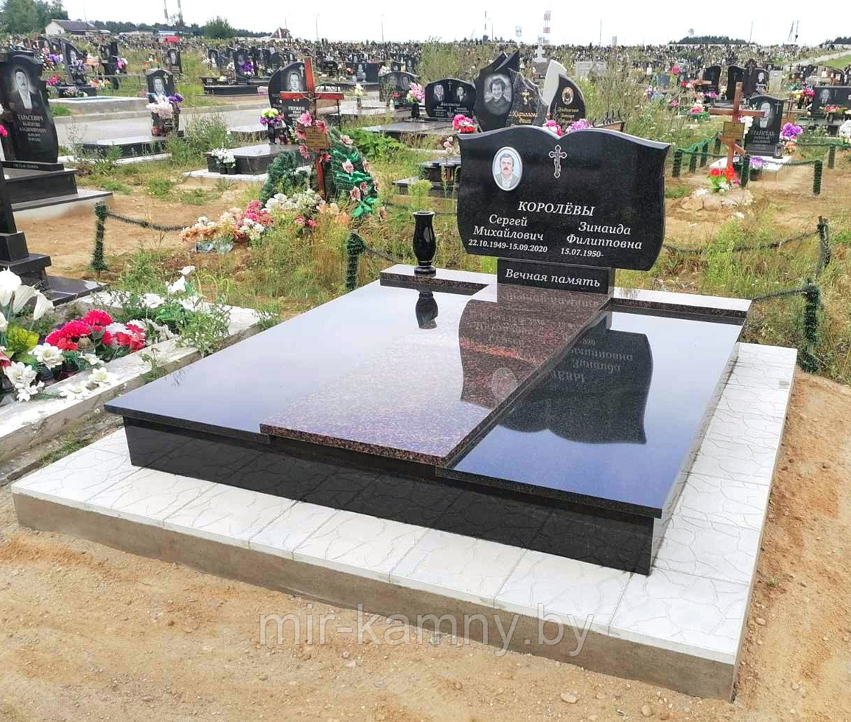 ДВОЙНОЙ ГРАНИТНЫЙ ПАМЯТНИК С ПОДХОРОНЕНИЕМ