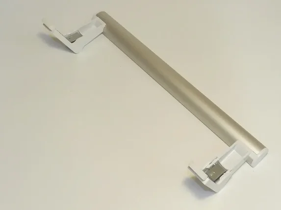 730365801500 - Ручка двери морозильной камеры Атлант под 2 самореза 38см (скобка, белая) с отжимным механизмом, фото 2